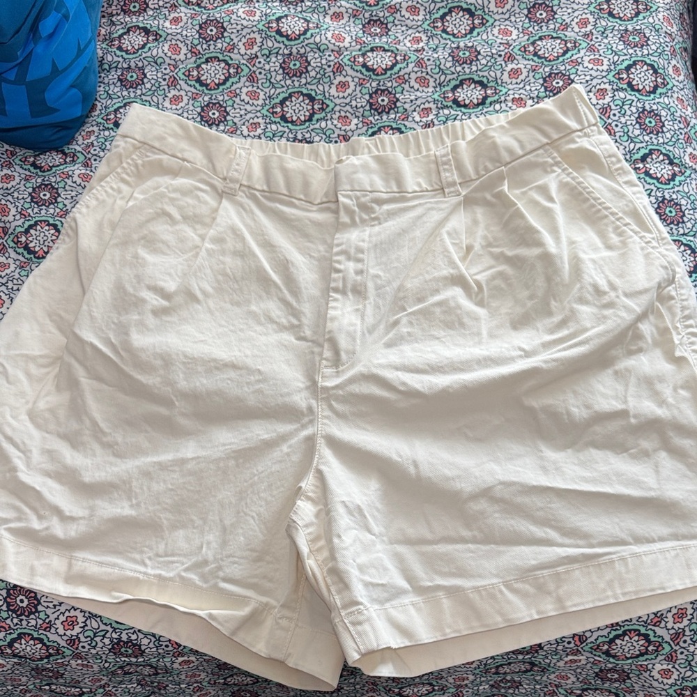 Gap women’s Cream Shorts